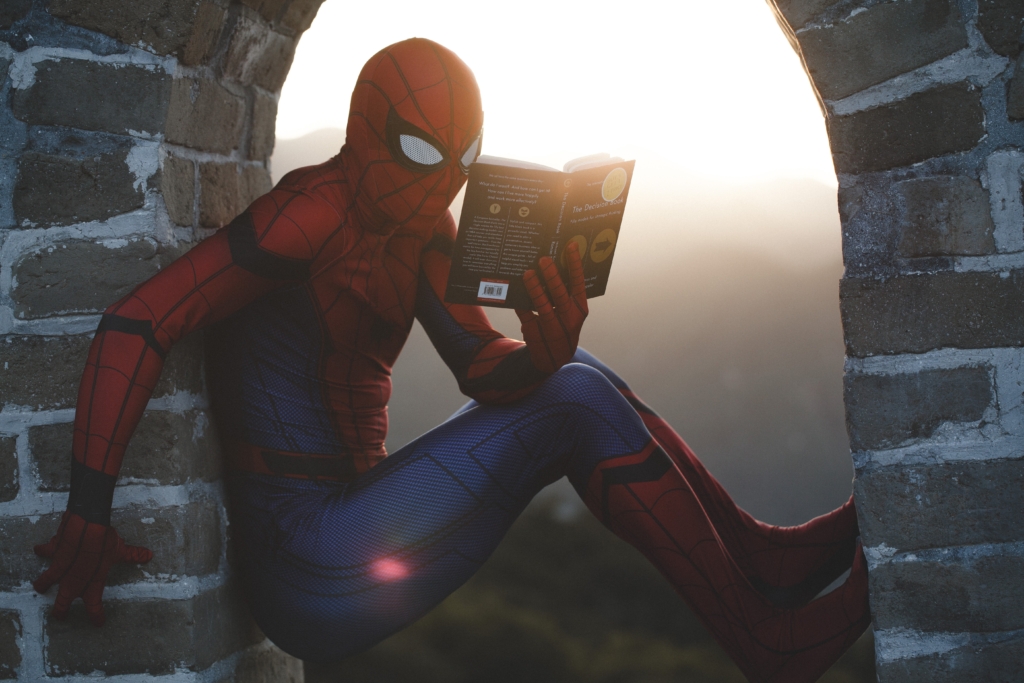 本を読んでいるスパイダーマン