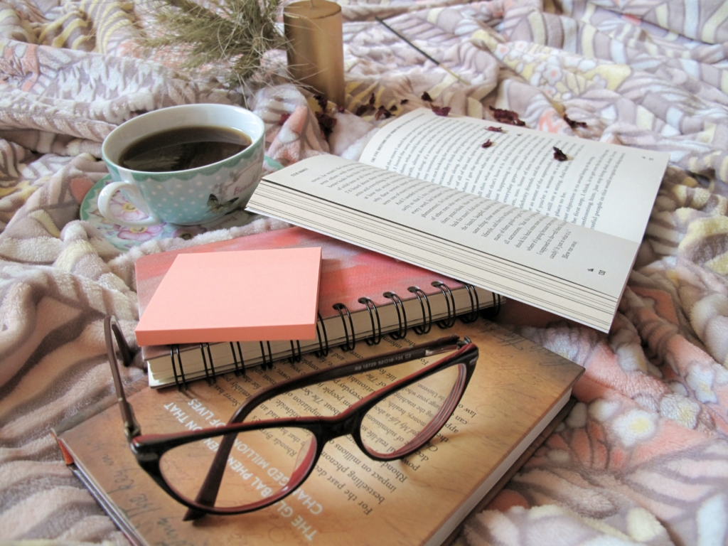本と眼鏡とコーヒー