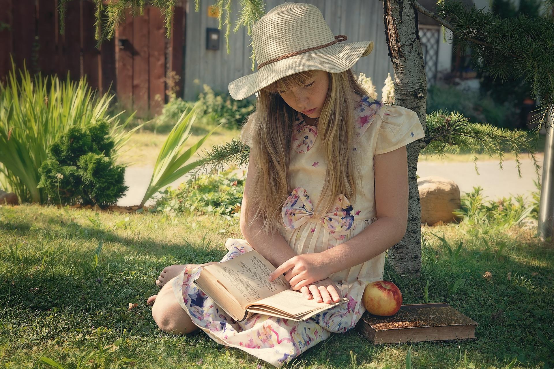 木陰で本を読む少女