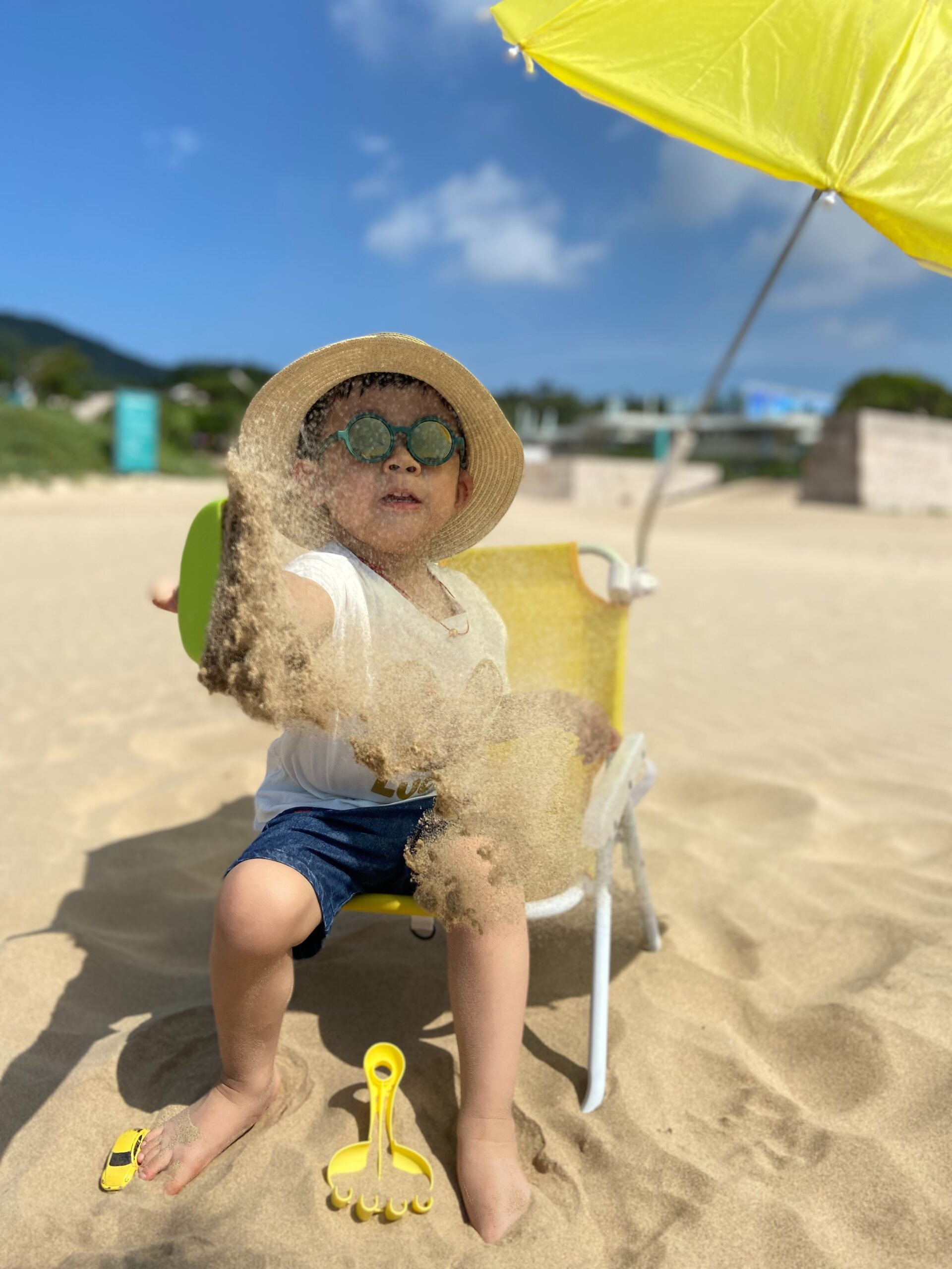 砂を放る子供