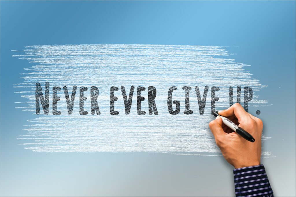「Nver Ever Give Up」の文字