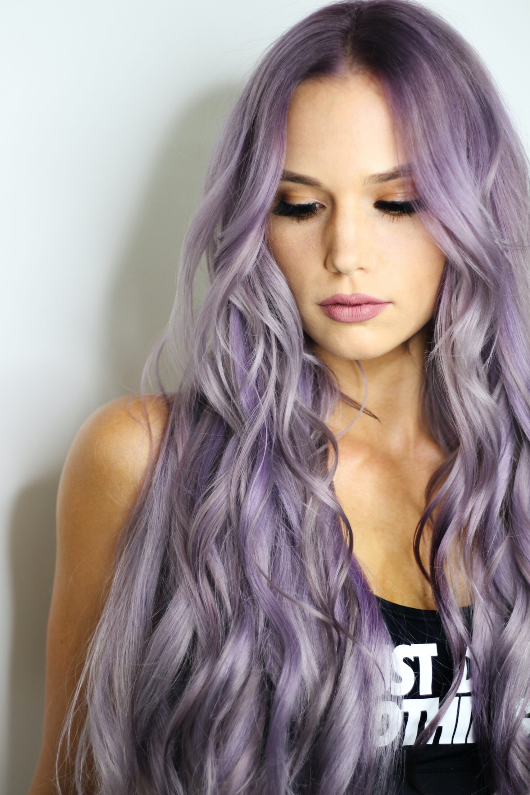 紫の髪の女性