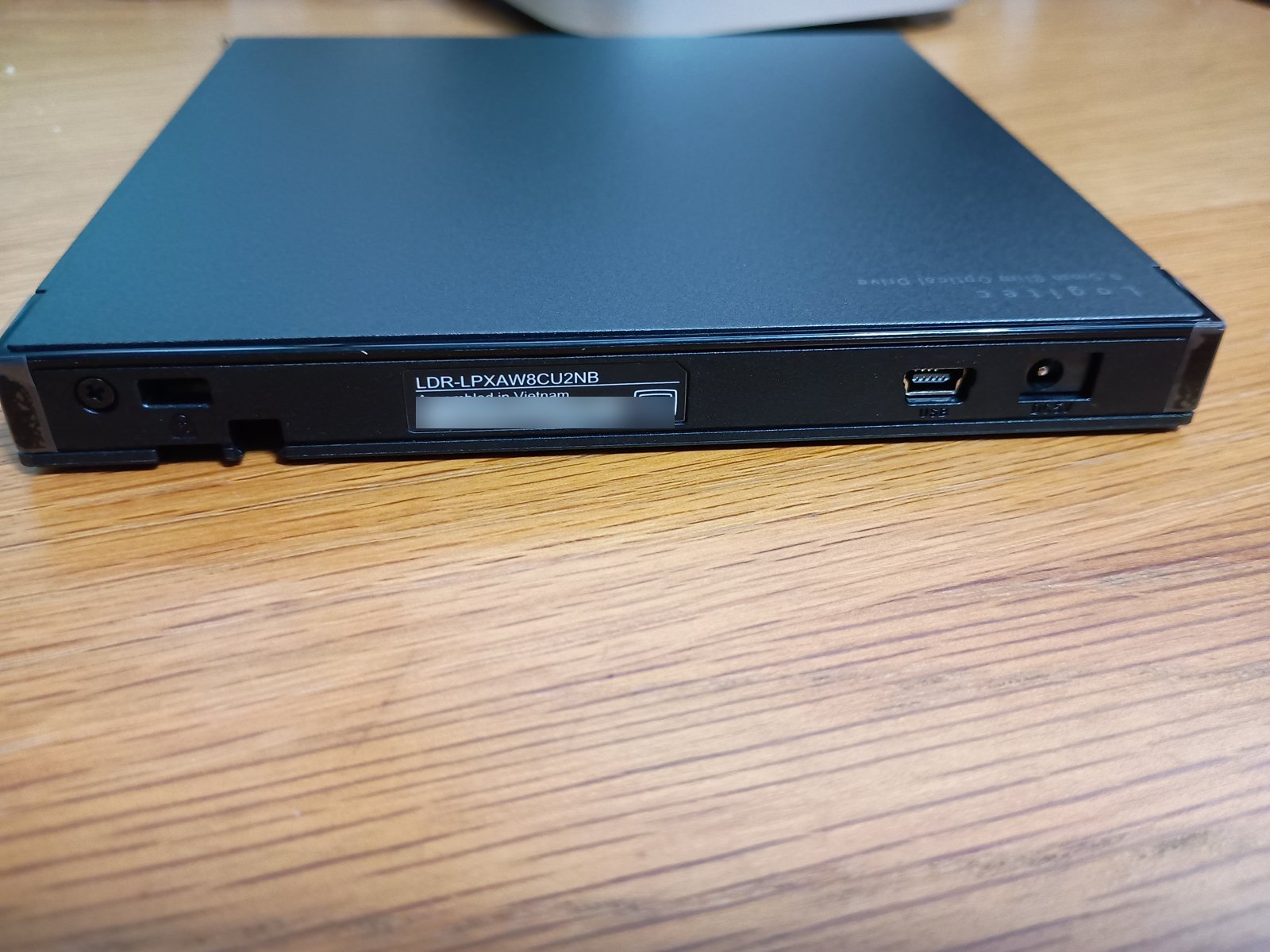 LDR-LPXAW8CU2NBの背面。USB Mini-B端子とACアダプター用の端子が並んでいる