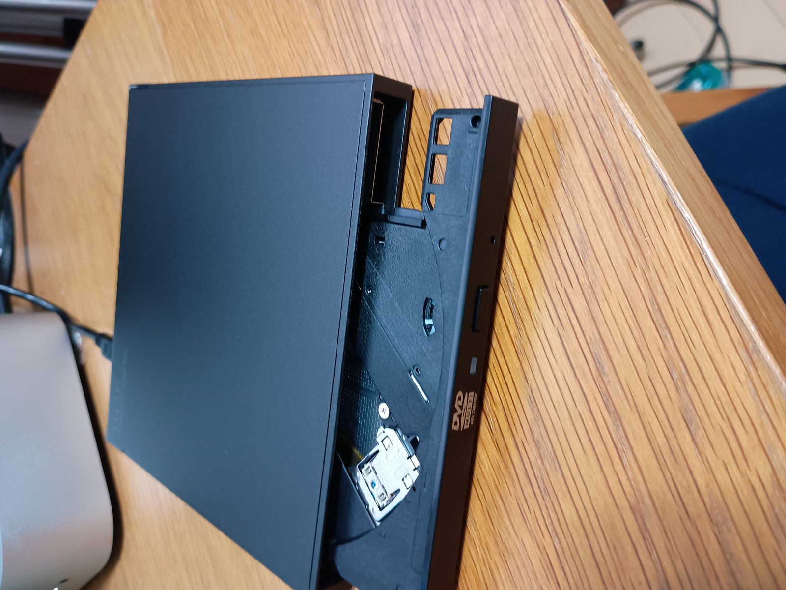 ディスクトレイを開いたところ