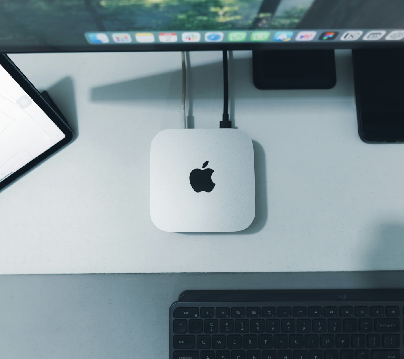 白い机に置かれたMac mini M4
