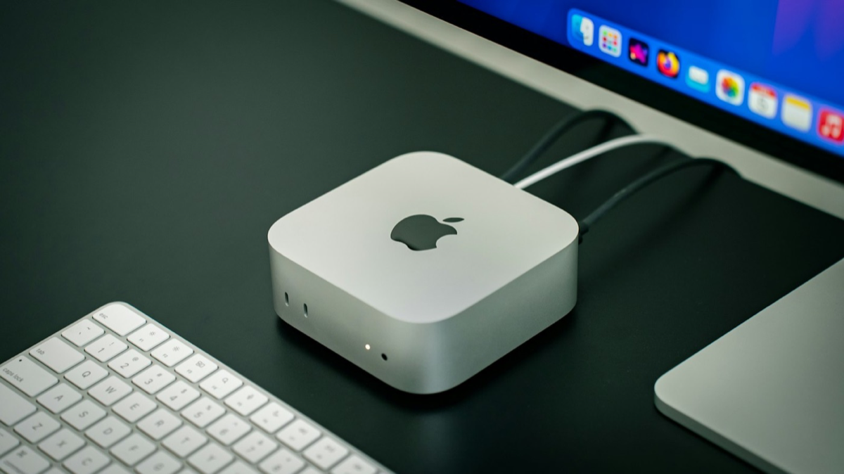 Mac mini M4とキーボード、マウスが並んだ机